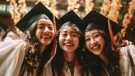 毕业典礼上3个女生开心的合照插画图片素材下载_jpg格式_熊猫办公