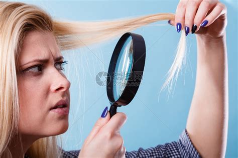 用放大镜观察头发发质高清图片下载-正版图片307200659-摄图网