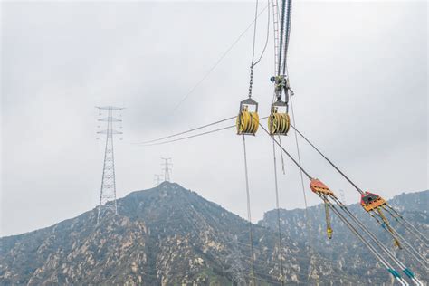 架设山区的高压电输送铁塔高清图片下载_红动中国