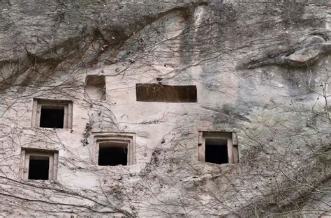 湖北省利川 神秘的な土家族の崖墓 -- pekinshuho