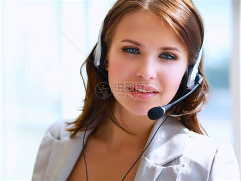 女商人在办公室用电脑工作时打电话高清图片下载-正版图片507563500-摄图网