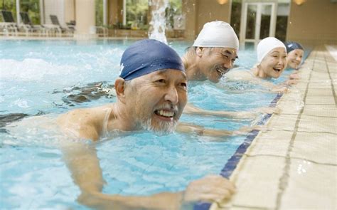 游泳池里的中老年人高清图片下载-正版图片502036749-摄图网