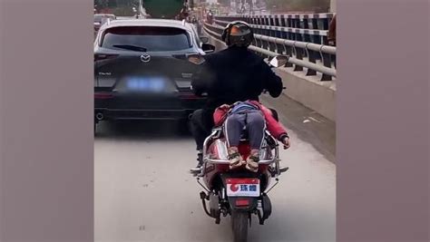 重庆一男子把孩子绑在电动车后座行驶，孩子疑似睡着_凤凰网视频_凤凰网
