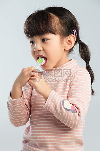 可爱的小女孩正在吃零食高清图片下载-正版图片507621625-摄图网