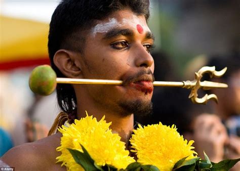 大千世界：印度教徒钢针穿肉身庆大宝森节|宗教|信徒_凤凰资讯
