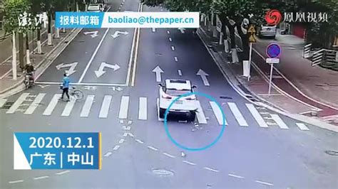 女孩骑车过马路撞车被压，众人合力抬车施救_凤凰网视频_凤凰网