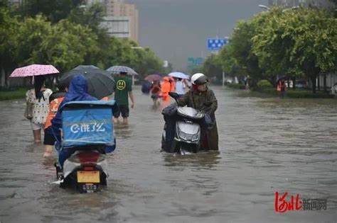 直击河南多地暴雨：洪水淹没小镇 火车被困16小时 多部门联动救灾_腾讯视频