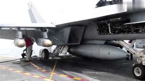 今年9月，美国海军F35C舰载战斗机从卡尔文森号航母起飞视频_新浪新闻