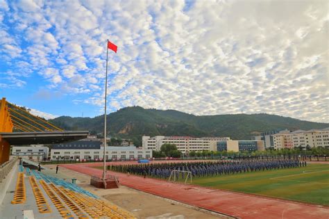 延安职业技术学院举行秋季开学第一次升国旗仪式-延安职业技术学院