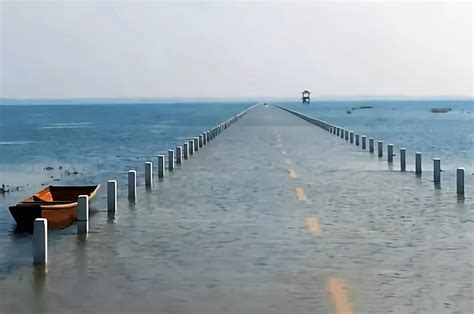 中国“最美水上公路”，半年沉没在湖里，车还能在水中行驶