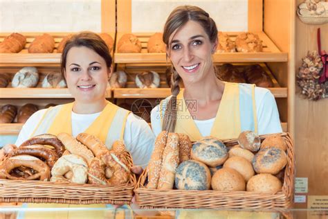 面包店的两家售卖女郎拿着一篮面包高清图片下载-正版图片503849551-摄图网