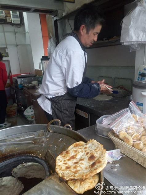 衢州烤饼又称烧饼，是浙江衢州传统的汉族特色小吃之一