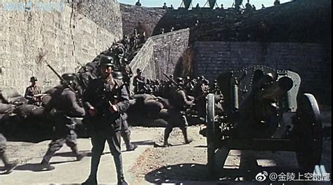 1995年吴子牛导演拍摄电影《南京大屠杀》里的片段中意外发现一门德造