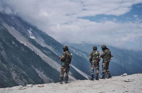 印媒宣称印军已占据关键高地 中国军队在印度士兵射程内_凤凰网