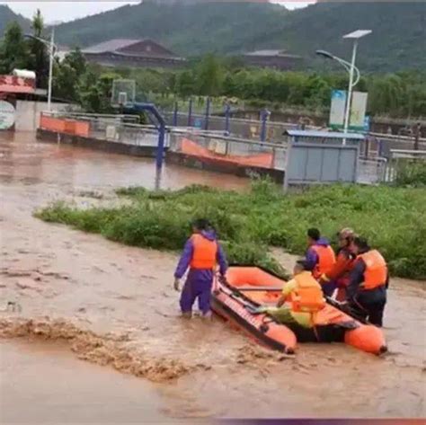 42户居民被洪水围困 钟祥民警涉水救人_凤凰资讯