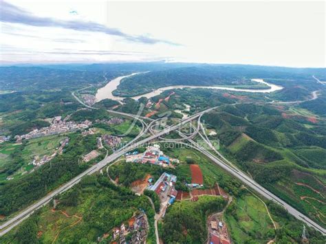 龙光集团投建梧州至贵港高速公路通车