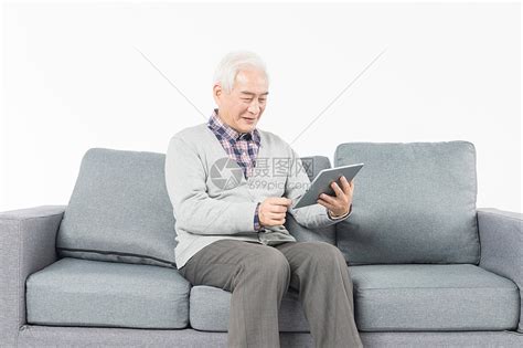 内容男人在沙发上看和拿着报纸 坐在沙发上高清图片下载-正版图片322085172-摄图网