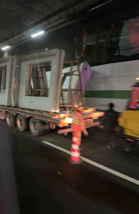沪陕高速长江隧道内两货车追尾 造成后方严重拥堵_上海滩_新民网