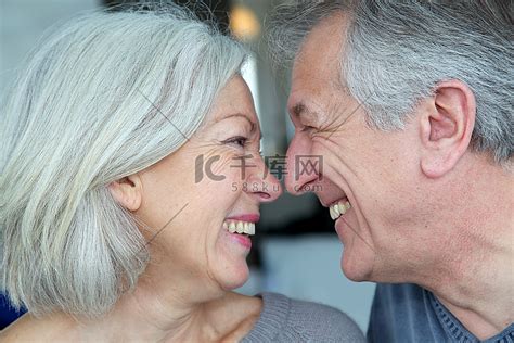 相爱的老年夫妇的幸福画像亲吻人物特写高清摄影大图-千库网