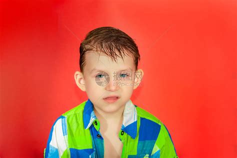 一个穿着格子衬衫的孩子不屑地看着镜头一个骄傲和慢男孩在红色高清图片下载-正版图片504218650-摄图网