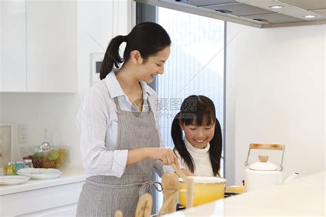 妈妈和女儿在新家厨房烧菜高清图片下载-正版图片500896935-摄图网