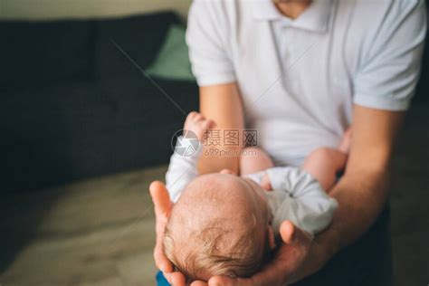 一个刚出生的婴儿的肖像父亲在她的怀里抱着一个孩子生命的第一年高清图片下载-正版图片506507049-摄图网