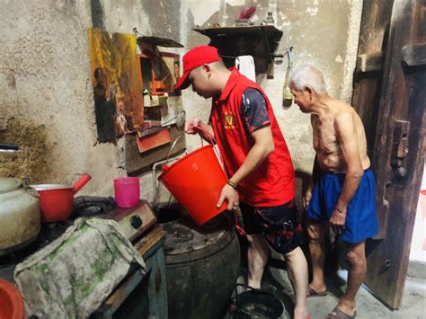 揭东曲溪“志愿红”为群众缓解用水困难