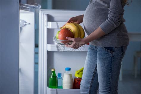 孕妇在冰箱附近寻找食物和零食高清图片下载-正版图片507366063-摄图网