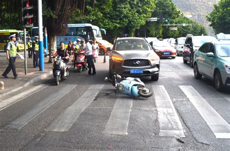 郑州街头两辆电动车迎面相撞后 大家合力救助伤者 -大河新闻