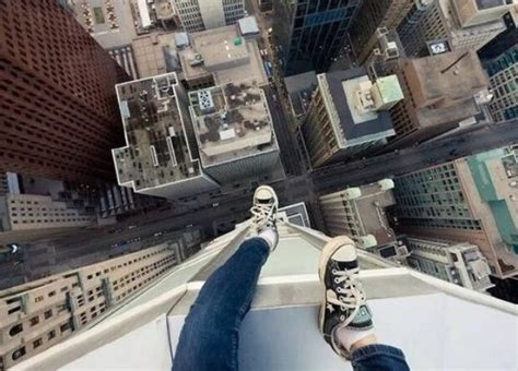 一个人从40米高空跳下来，还能不能活命呢，用什么姿势可以活呢