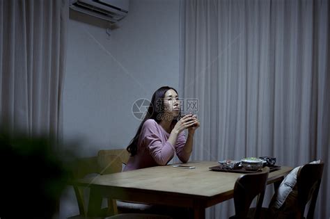 独自吃饭的女子高清图片下载-正版图片502048953-摄图网