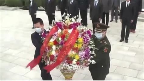中国驻朝鲜大使馆向中朝友谊塔敬献花篮