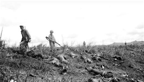 罕见老照片：吸食完鸦片的越南美女，美国士兵检查日军士兵尸体