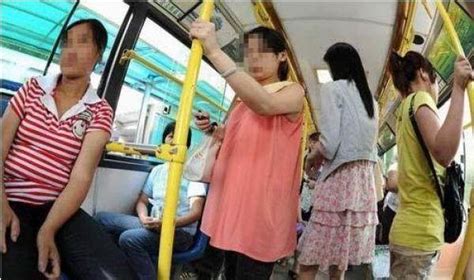 坐公交车给孕妇让座，下车，见到孕妇老公，我们都傻眼了！