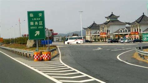 进入高速公路服务区需要注意哪些问题_搜狐汽车_搜狐网
