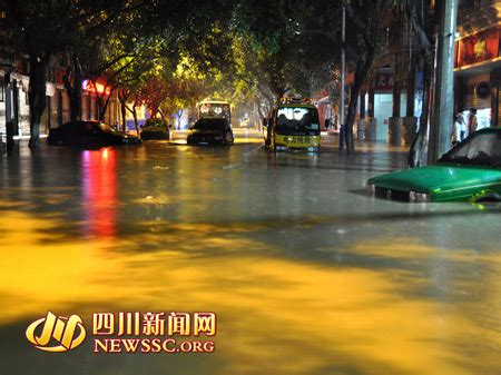 四川南充南部县突降暴雨 据称有近百辆汽车被淹_凤凰网