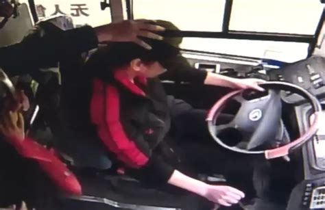视频 | 瑞安公交车司机被打 车辆冲出马路差点坠河-新闻中心-温州网
