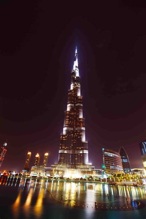 世界第一高楼点亮中国红_哈利法塔