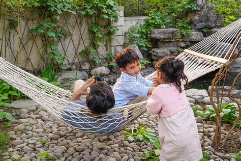 父亲和孩子在院子里玩耍高清图片下载-正版图片507650581-摄图网
