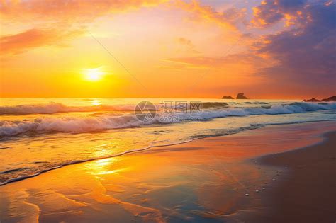 海上日出的光辉照亮沙滩高清图片下载-正版图片600708093-摄图网