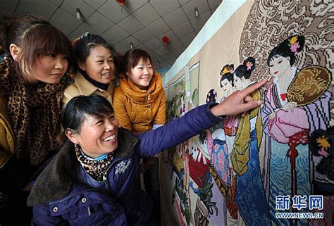 中国收藏网---新闻中心--栩栩如生 农家妇女46万针绣巨幅18美女图(图)
