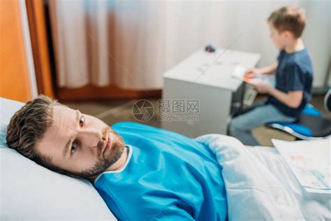 父亲病父躺在病房父母和儿子的医院床上时高清图片下载-正版图片502676642-摄图网