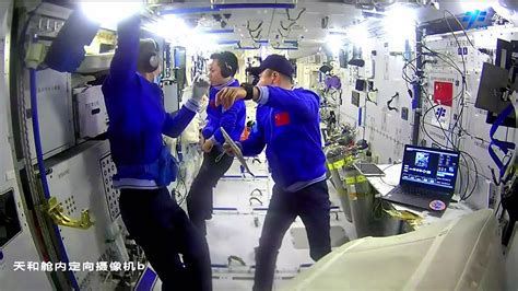 航天员如何进行舱外设施维修？神十七乘组第二次出舱视频来了_手机新浪网
