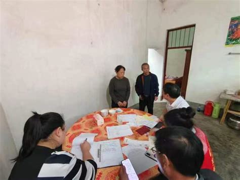 青塘镇民政所谢志华所长带领工作人员在赤水村上户核实新增低保户情况 | 宁都县信息公开