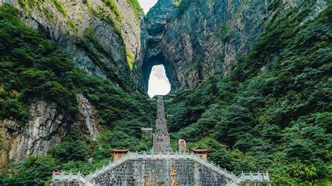 张家界天门山，中国 (© Bogdan Dyiakonovych/Shutterstock) @20200108 | NiceBing 必应美 ...