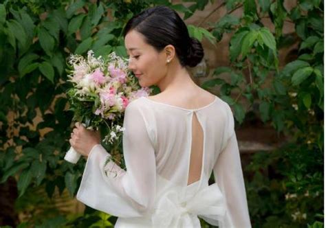 陈法拉官宣结婚后，婚纱照被扒妆容优雅大方，粉色钻戒着实吸睛