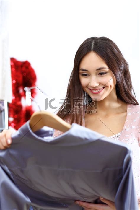 买衣服的商店里年轻女人的画像高清摄影大图-千库网