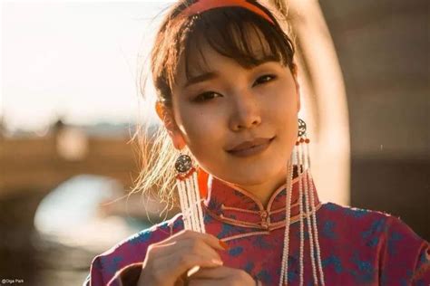 蒙古舞妆容甜美女生头像