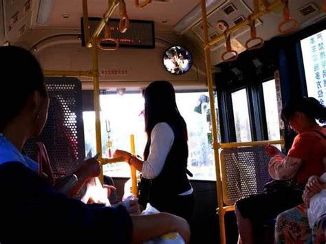 孕妇公交车上强制他人让座，6岁小男孩的一句话，让她低下了头|孕妇|小朋友|公交车_新浪育儿_新浪网