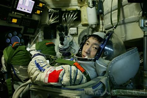 历史性一刻！神舟十五号飞天圆梦，中国航天员首次太空会师